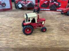 (8) 1/64 + 1/43 IH + Case-IH Tractors
