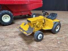 (2) 1/24 IH 915 Combine + 1/16 Cub Cadet Ertl