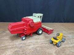 (2) 1/24 IH 915 Combine + 1/16 Cub Cadet Ertl