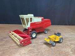 (2) 1/24 IH 915 Combine + 1/16 Cub Cadet Ertl