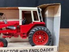 1/16 IH 1586 w/Loader NIB Ertl