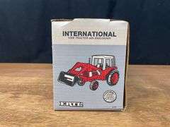 1/16 IH 1586 w/Loader NIB Ertl