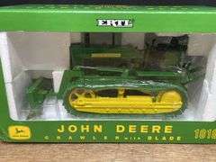 1/16 John Deere 1010 Crawler 2001 Plow City NIB Ertl