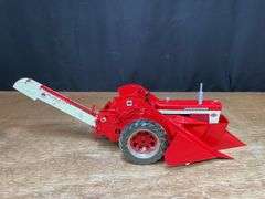 1/16 Farmall 560 w/Picker Precision Ertl