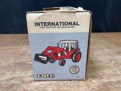 1/16 IH 1586 w/Loader NIB Ertl