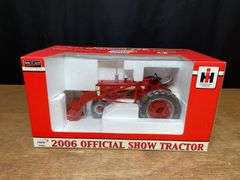 1/16 Farmall 350 w/Loader 2006 Pork Expo NIB SC