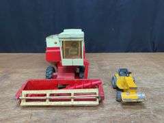 (2) 1/24 IH 915 Combine + 1/16 Cub Cadet Ertl