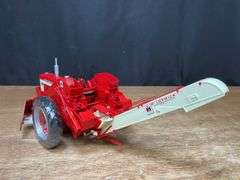 1/16 Farmall 560 w/Picker Precision Ertl
