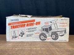 IH 2+2 Ride-On Tractor NIB Ertl