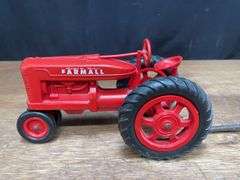 (2) 1/16 Farmall M + Wagon Product Miniature