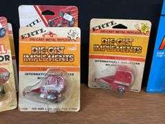 (13) 1/64 IH + Case-IH NIB Ertl