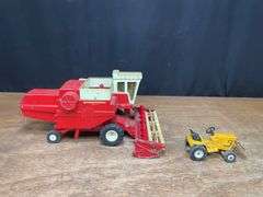 (2) 1/24 IH 915 Combine + 1/16 Cub Cadet Ertl