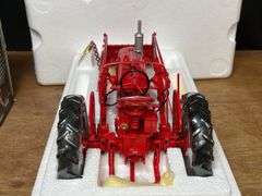 1/16 Farmall MD w/Loader Precision NIB Ertl
