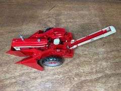 1/16 Farmall 560 w/Picker Precision Ertl