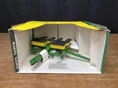 1/16 John Deere Corn Planter NIB Ertl