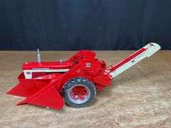 1/16 Farmall 560 w/Picker Precision Ertl