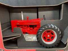 1/8 Farmall 400 Special Edition NIB SM