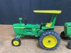(2) 1/16 John Deere 4450 + 4010 Ertl