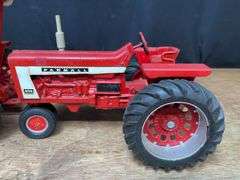 (2) 1/16 Farmall 806 + IH 1066 Ertl