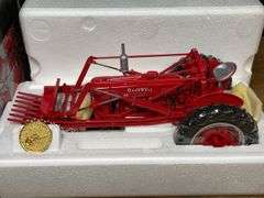1/16 Farmall MD w/Loader Precision NIB Ertl