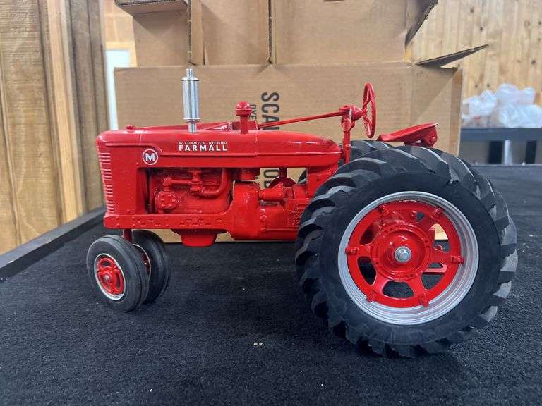 1/8 Farmall M 1995 FPS NIB SM image