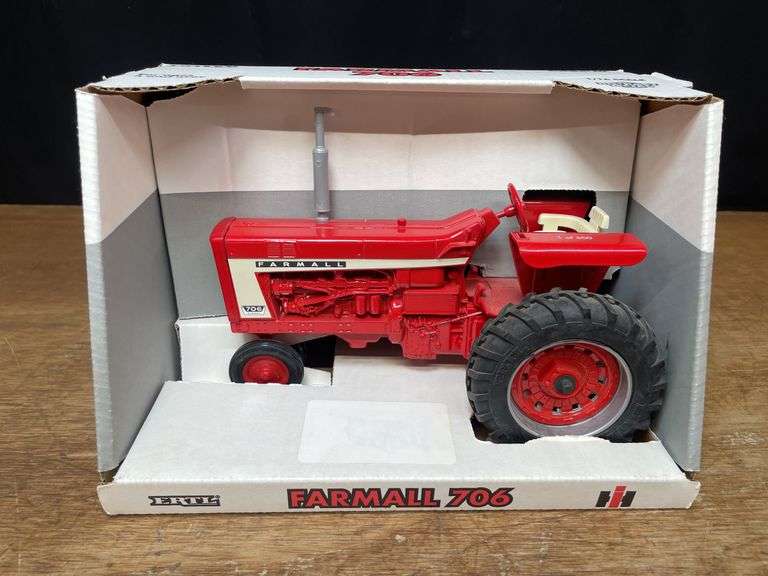 1/16 Farmall 706 NIB Ertl image