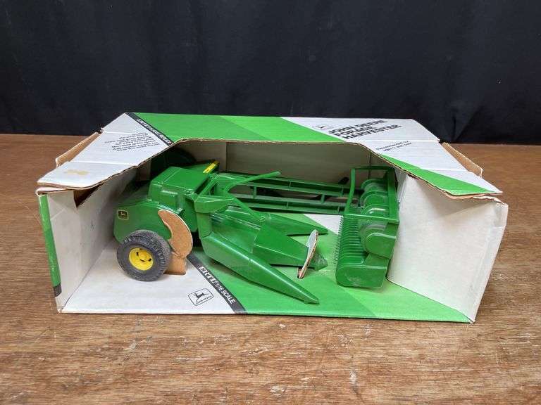 1/16 John Deere Forage Harvester NIB Ertl image