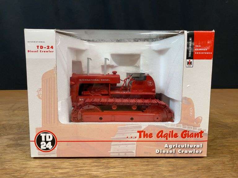 1/25 IH TD-24 Crawler NIB SC image