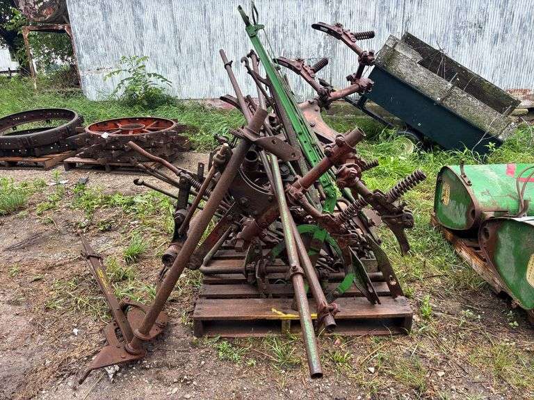 John Deere Mounted Cultivator image