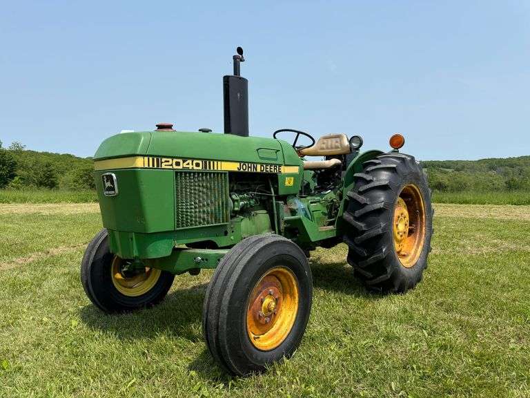 John Deere 2040 image