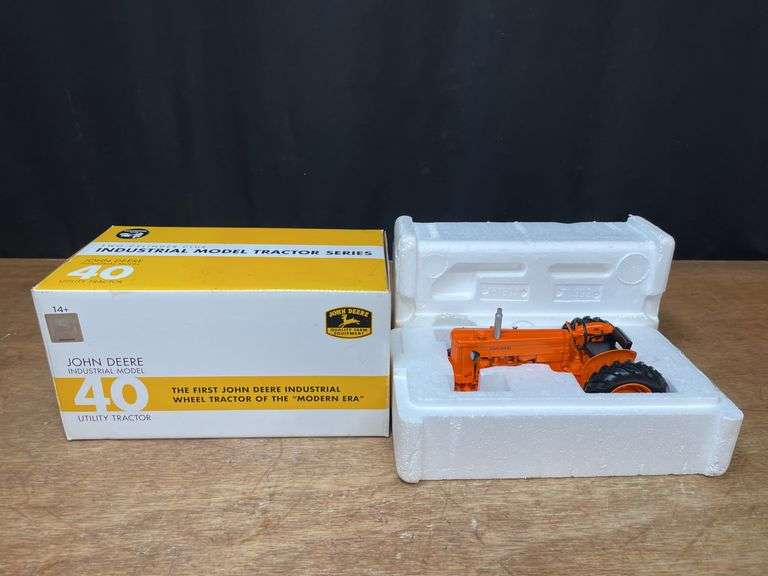 1/16 John Deere 40 Industrial2 Cylinder NIB Ertl image