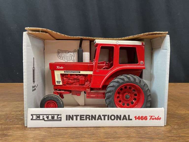 1/16 IH 1466 NIB Ertl image