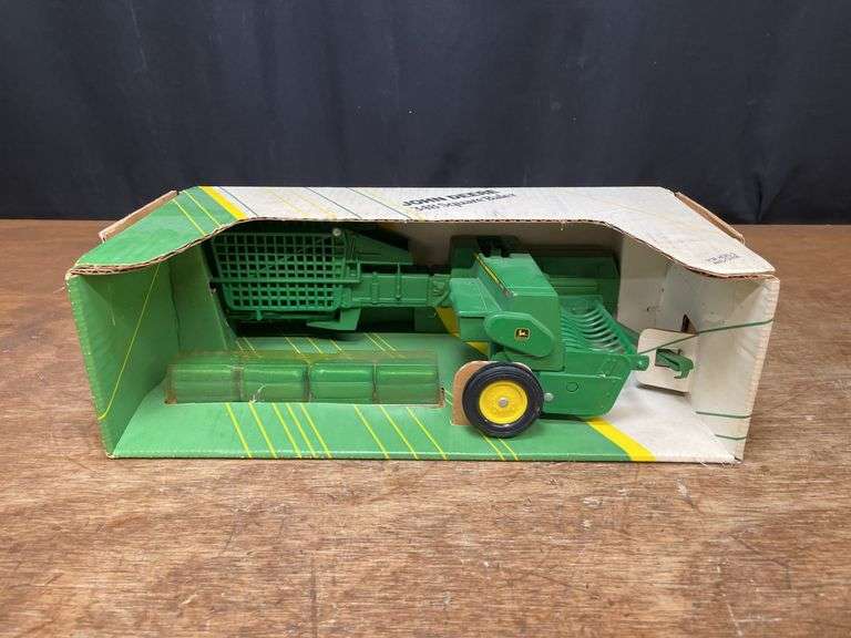 1/16 John Deere 348 Baler NIB Ertl image