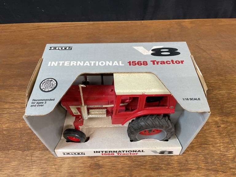 1/16 IH 1568 NIB Ertl