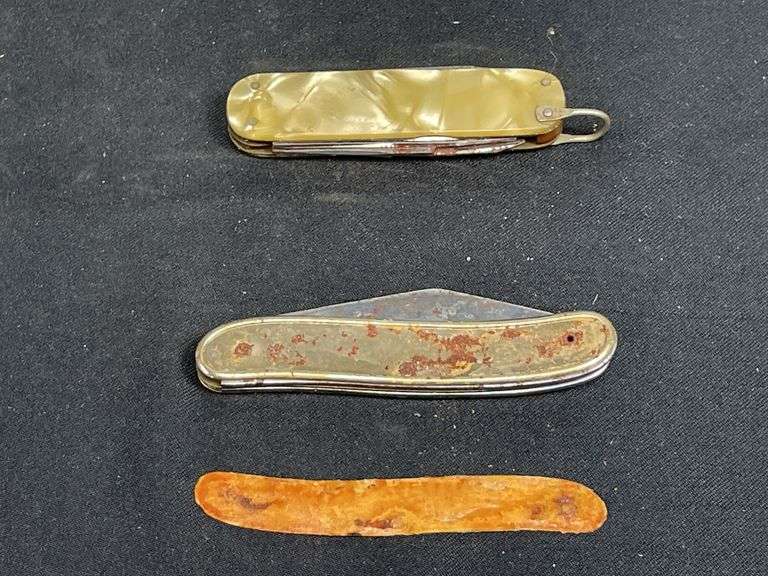 (2) IH Pocket Knives