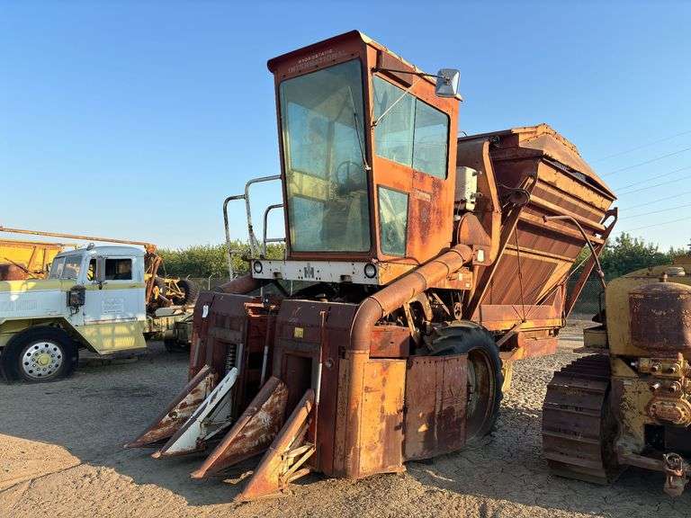 International 622 Cotton Picker image