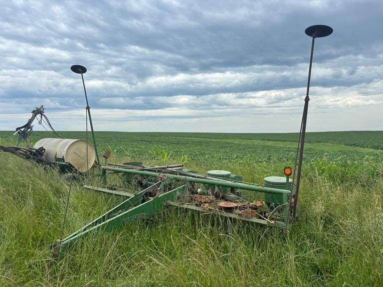 John Deere 1240 4 Row Planter image