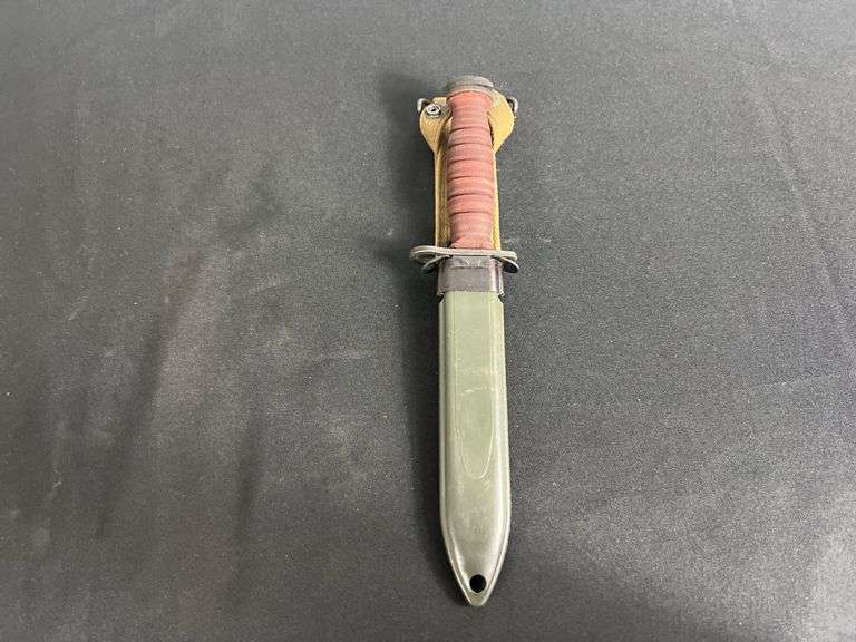 Reproduction (?) US Camillus M4 Bayonet w/Modern Production Scabbard image