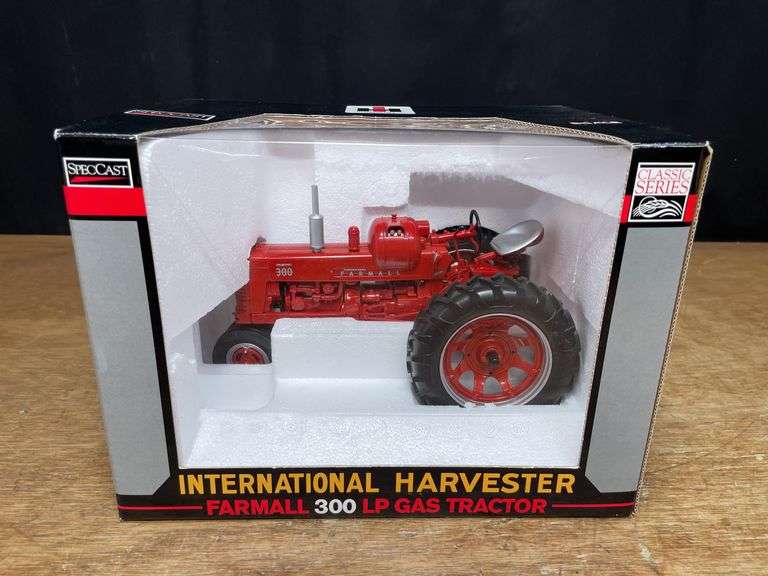 1/16 Farmall 300 LP NIB SC image