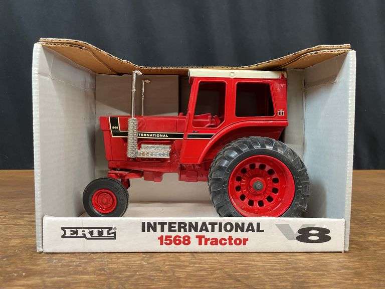 1/16 IH 1568 NIB Ertl image