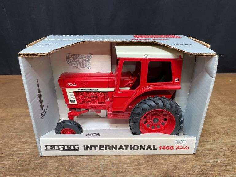 1/16 IH 1466 NIB Ertl image