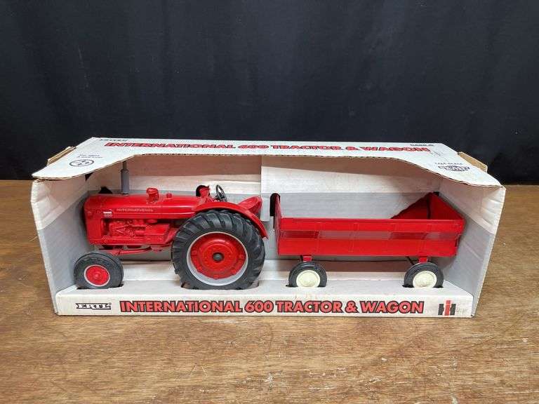 1/16 IH 600 + Wagon Set NIB Ertl image
