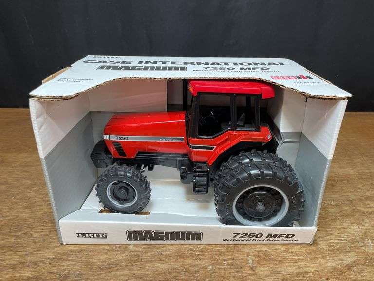 1/16 Case-IH Magnum 7250 NIB Ertl image