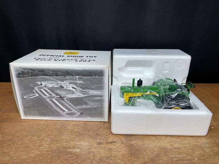 1/16 John Deere 830 2004 2 Cylinder NIB Ertl image