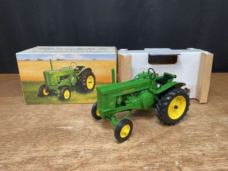 1/16 John Deere 60 2001 2 Cylinder NIB Ertl image