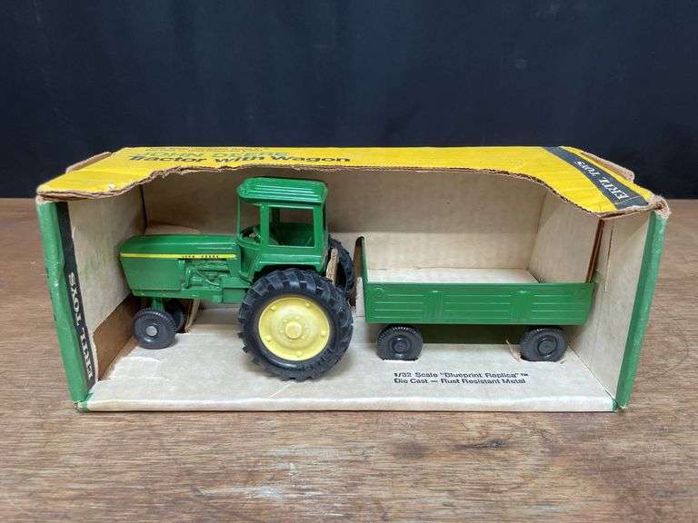 1/32 John Deere Tractor + Wagon Set NIB Ertl image
