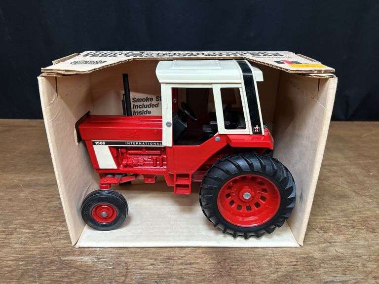 1/16 IH 1586 NIB Ertl image