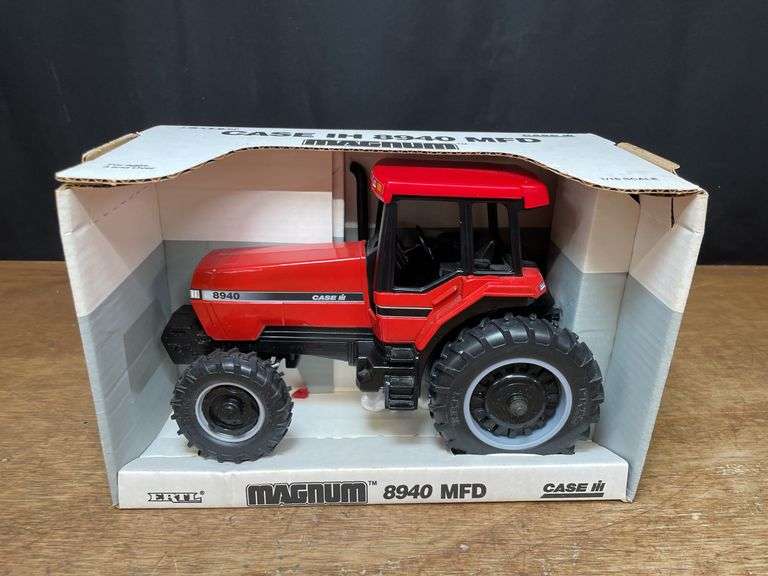 1/16 Case-IH Magnum 8940 NIB Ertl image
