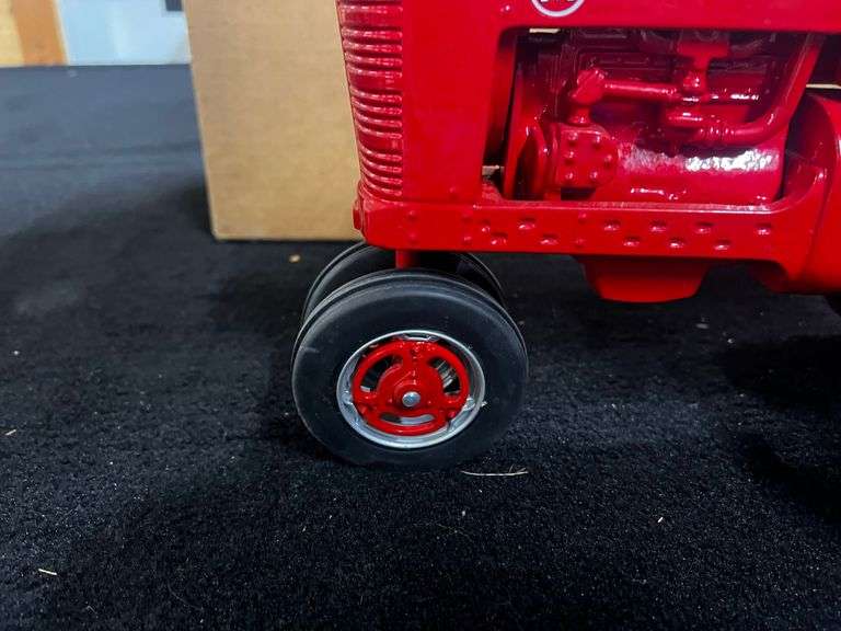 1/8 Farmall M NIB SM