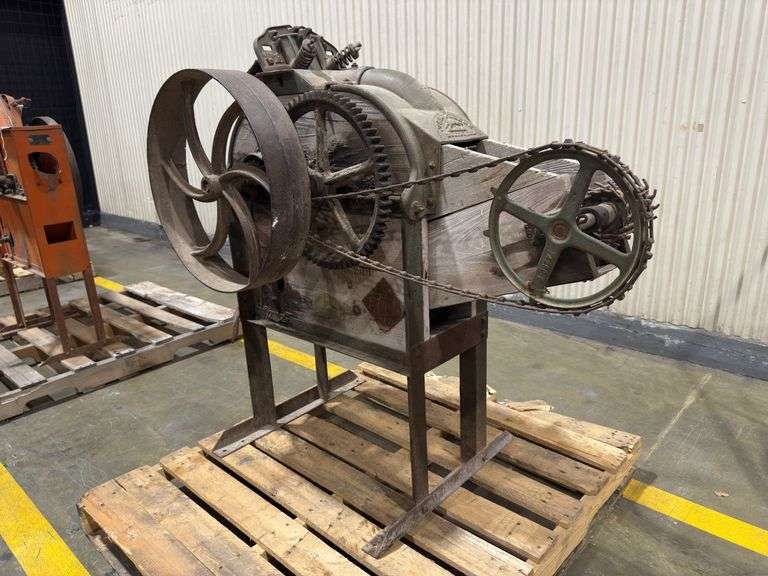 John Deere Two-Hole Corn Sheller image